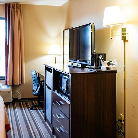 Hotel Super 8 By Wyndham Germantown/Milwaukee Zewnętrze zdjęcie