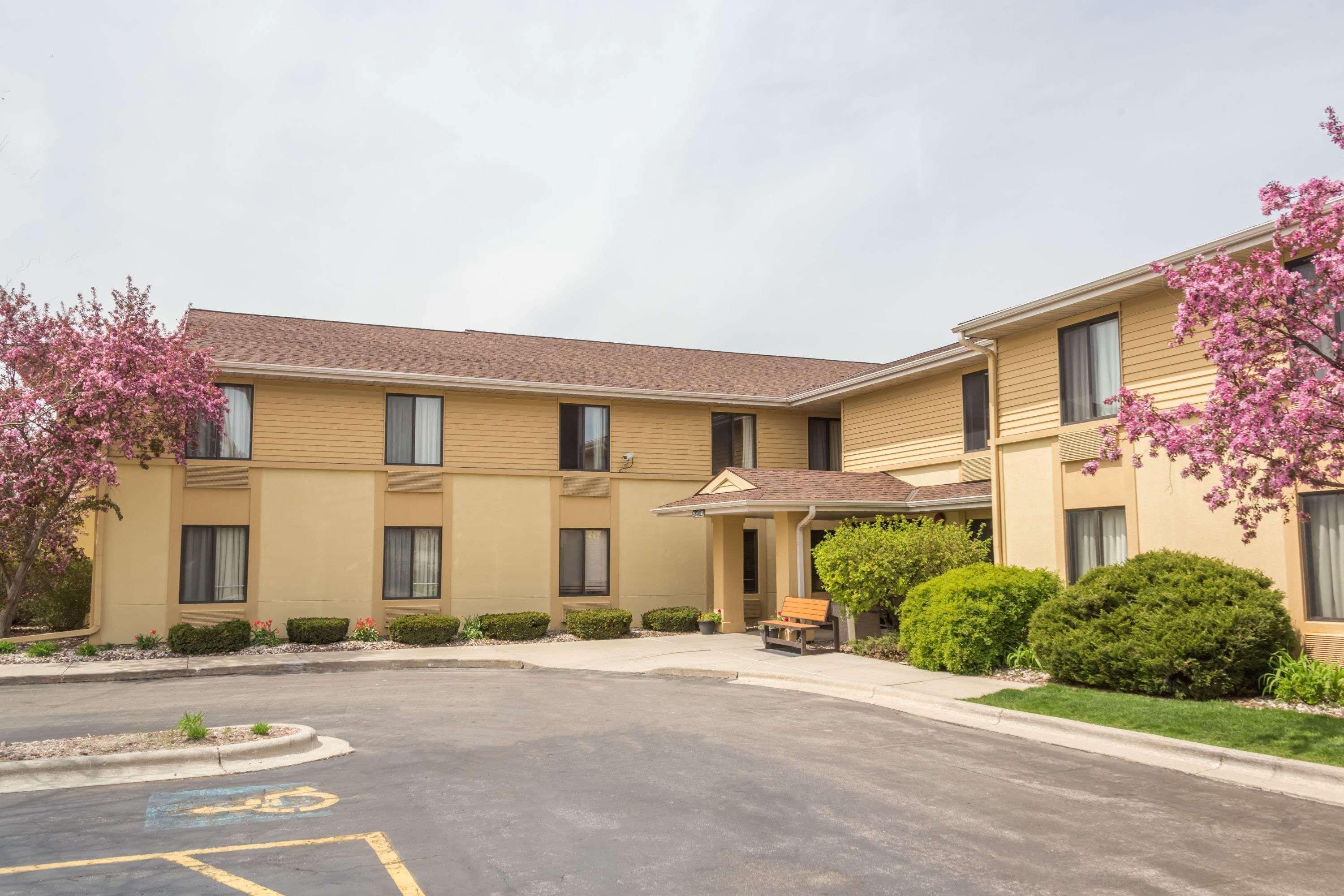 Hotel Super 8 By Wyndham Germantown/Milwaukee Zewnętrze zdjęcie