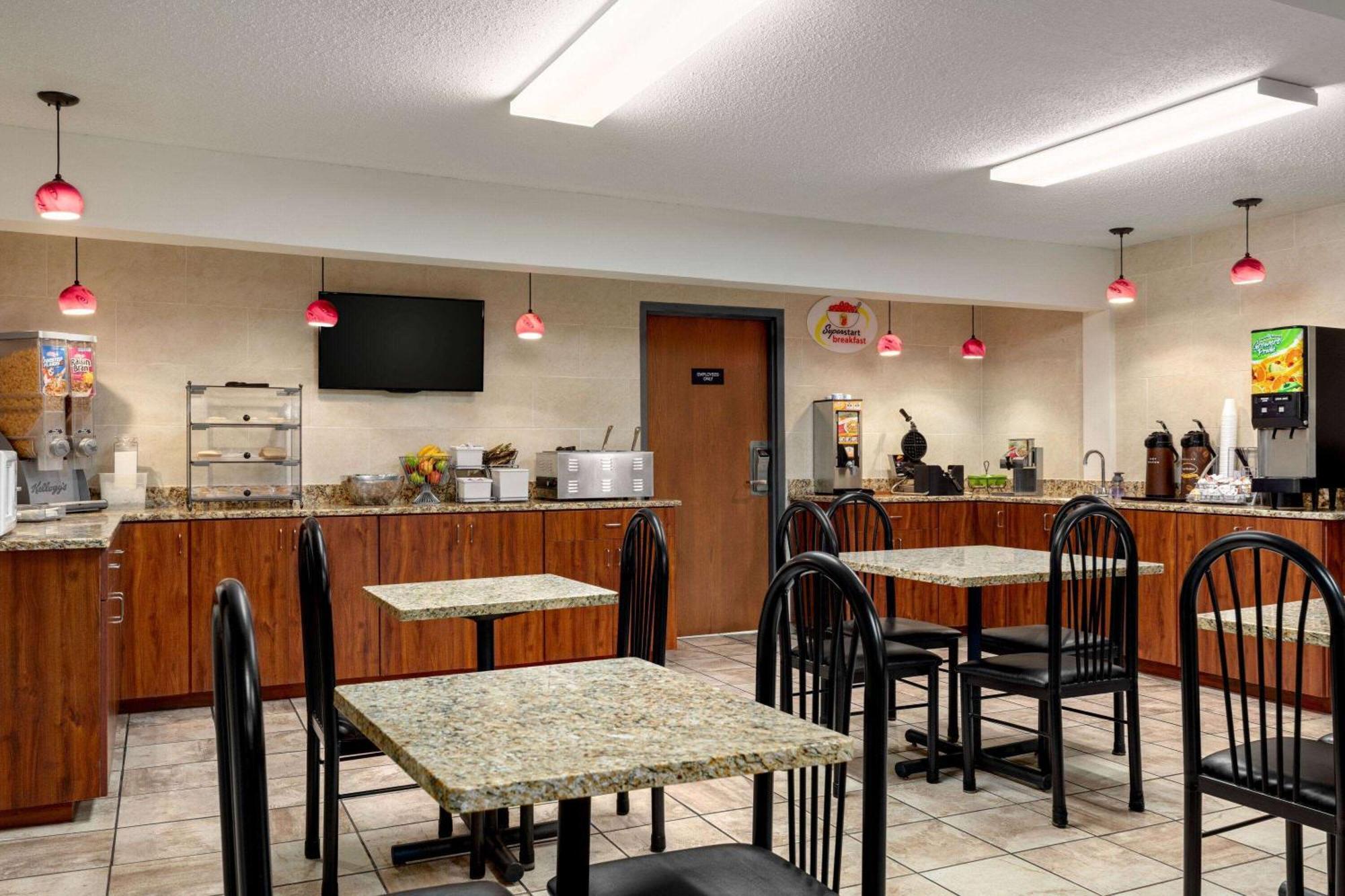 Hotel Super 8 By Wyndham Germantown/Milwaukee Zewnętrze zdjęcie