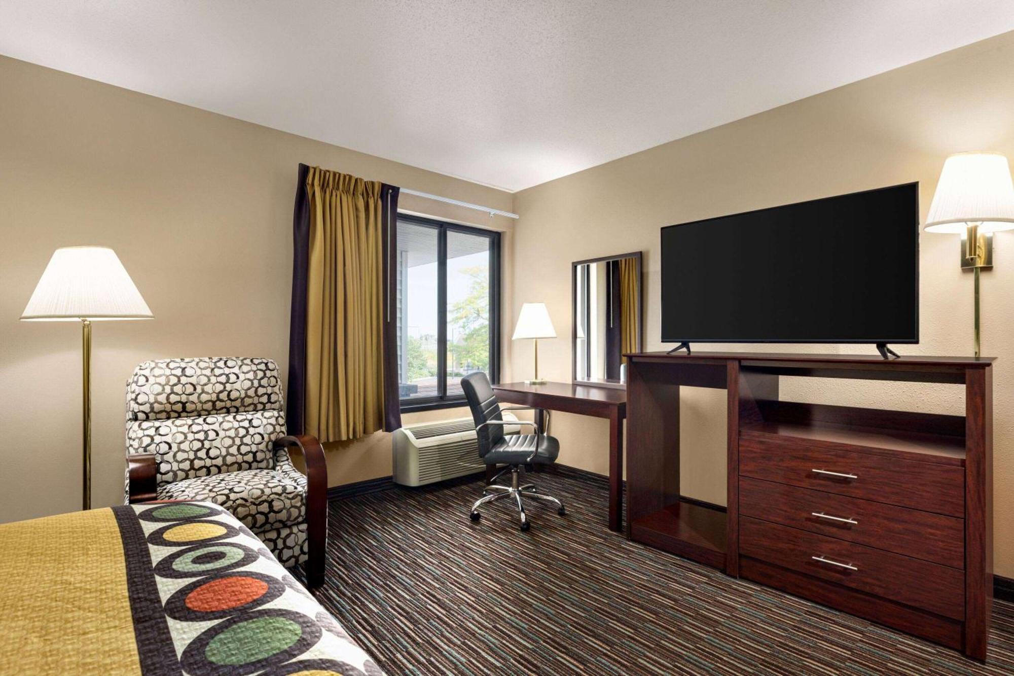 Hotel Super 8 By Wyndham Germantown/Milwaukee Zewnętrze zdjęcie