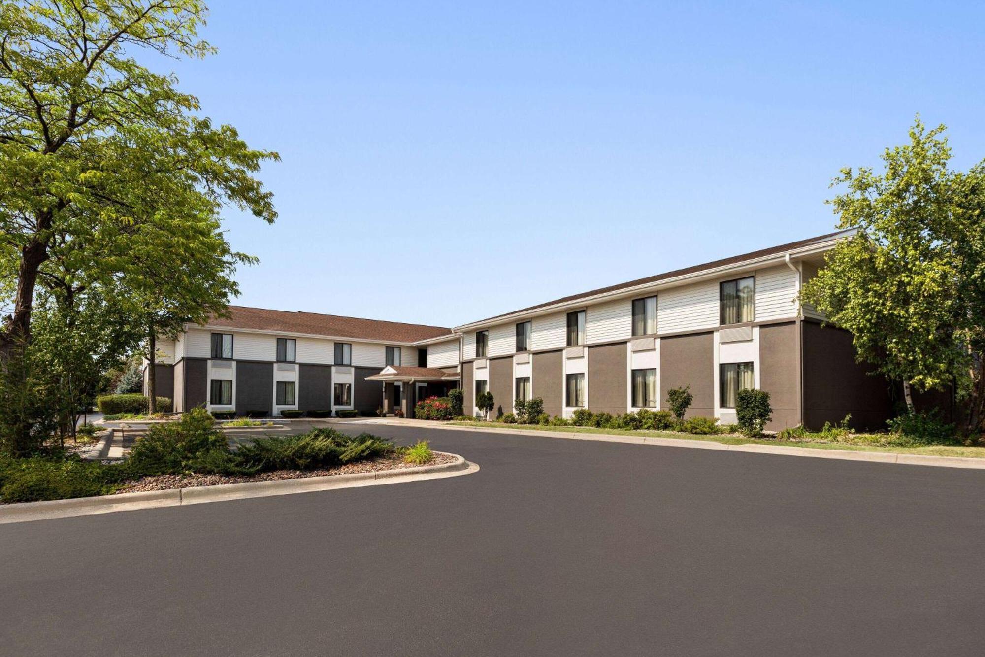 Hotel Super 8 By Wyndham Germantown/Milwaukee Zewnętrze zdjęcie