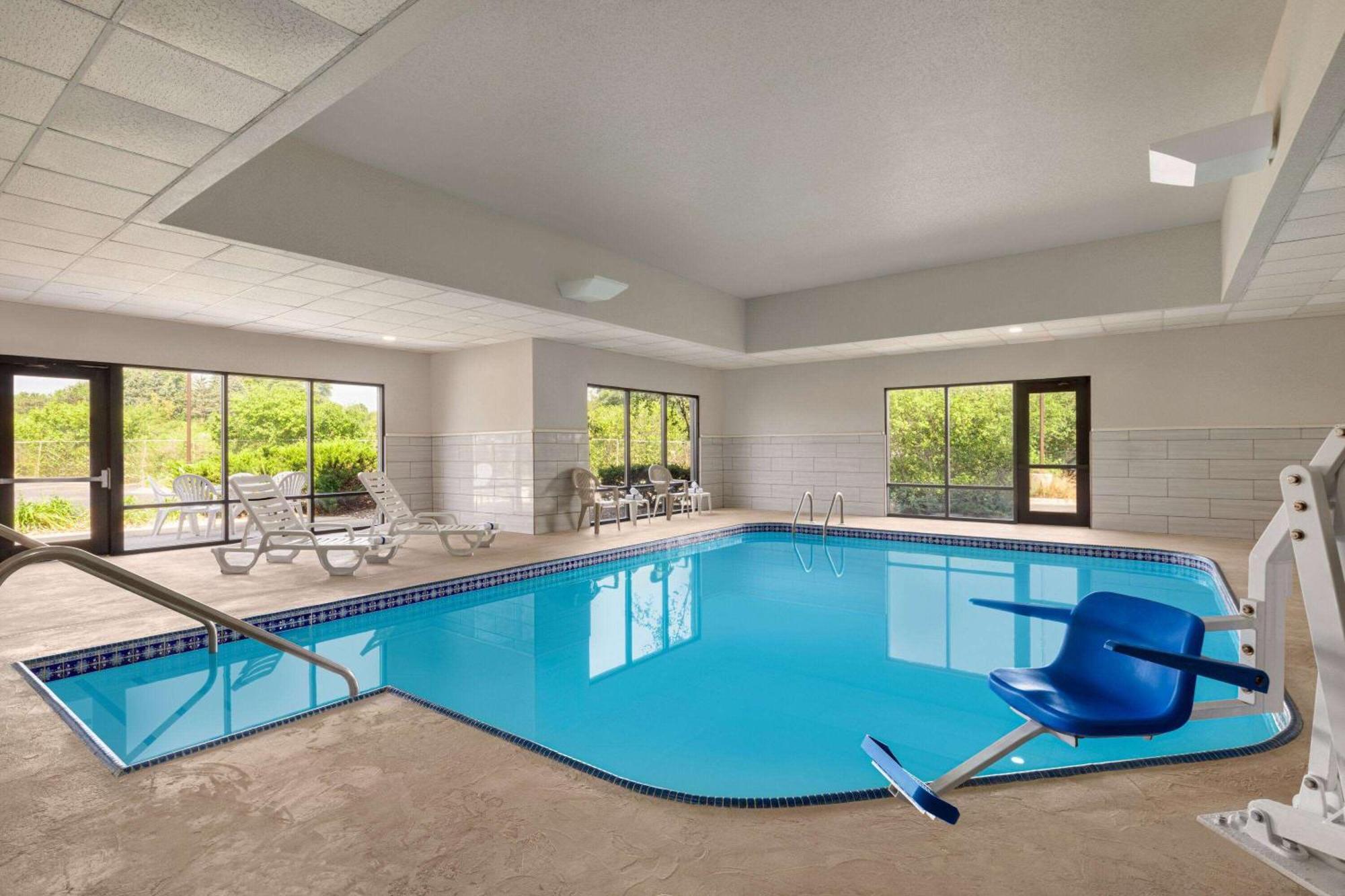 Hotel Super 8 By Wyndham Germantown/Milwaukee Zewnętrze zdjęcie