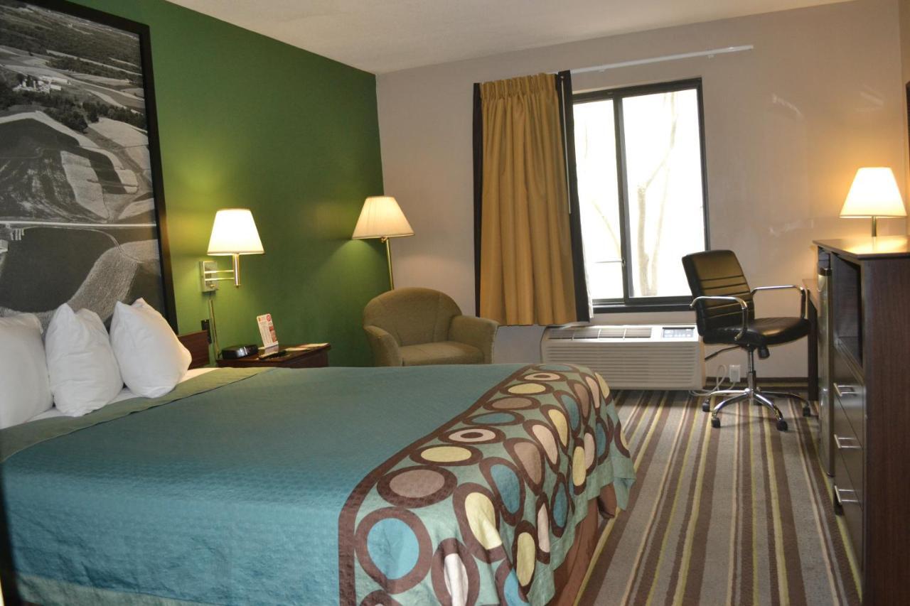 Hotel Super 8 By Wyndham Germantown/Milwaukee Zewnętrze zdjęcie