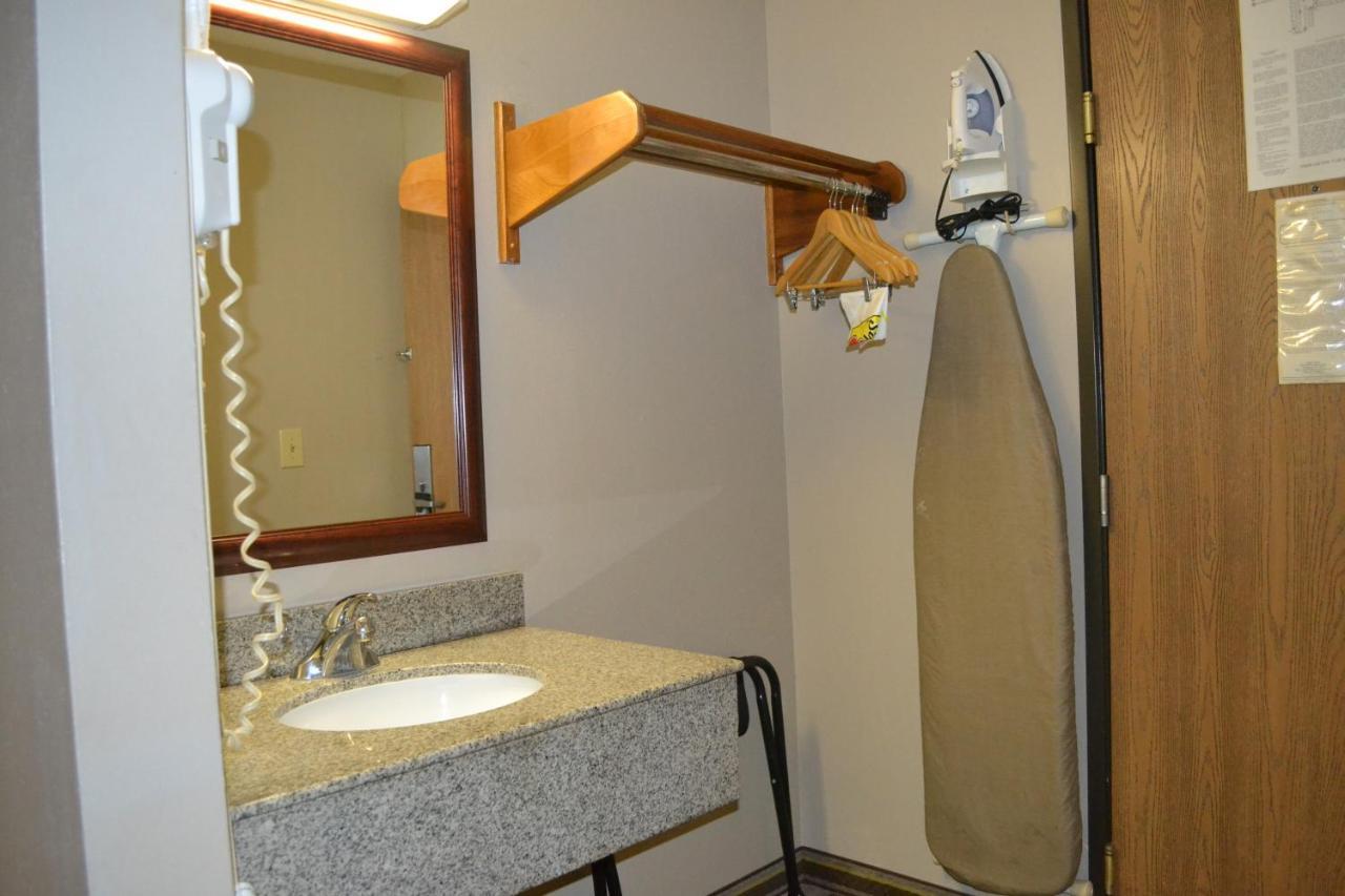 Hotel Super 8 By Wyndham Germantown/Milwaukee Zewnętrze zdjęcie