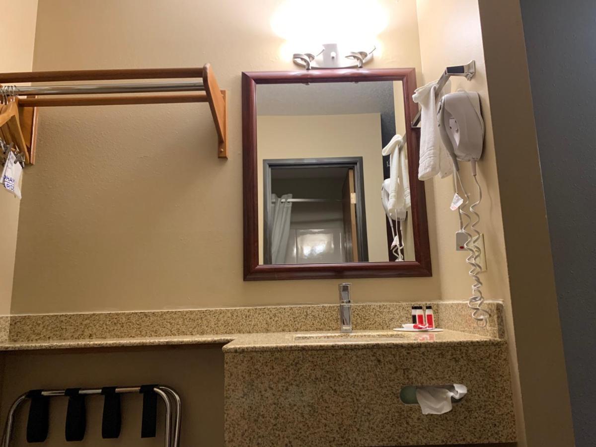 Hotel Super 8 By Wyndham Germantown/Milwaukee Zewnętrze zdjęcie