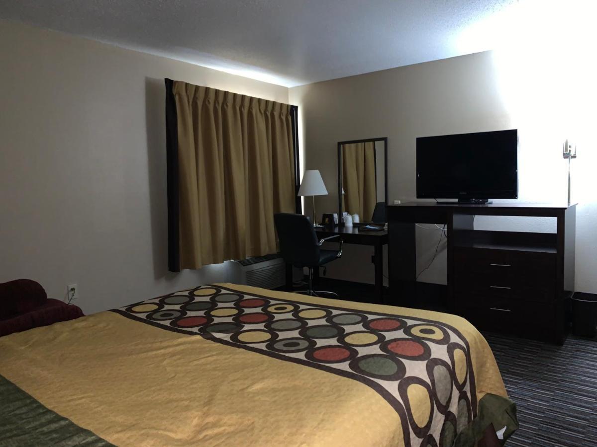 Hotel Super 8 By Wyndham Germantown/Milwaukee Zewnętrze zdjęcie
