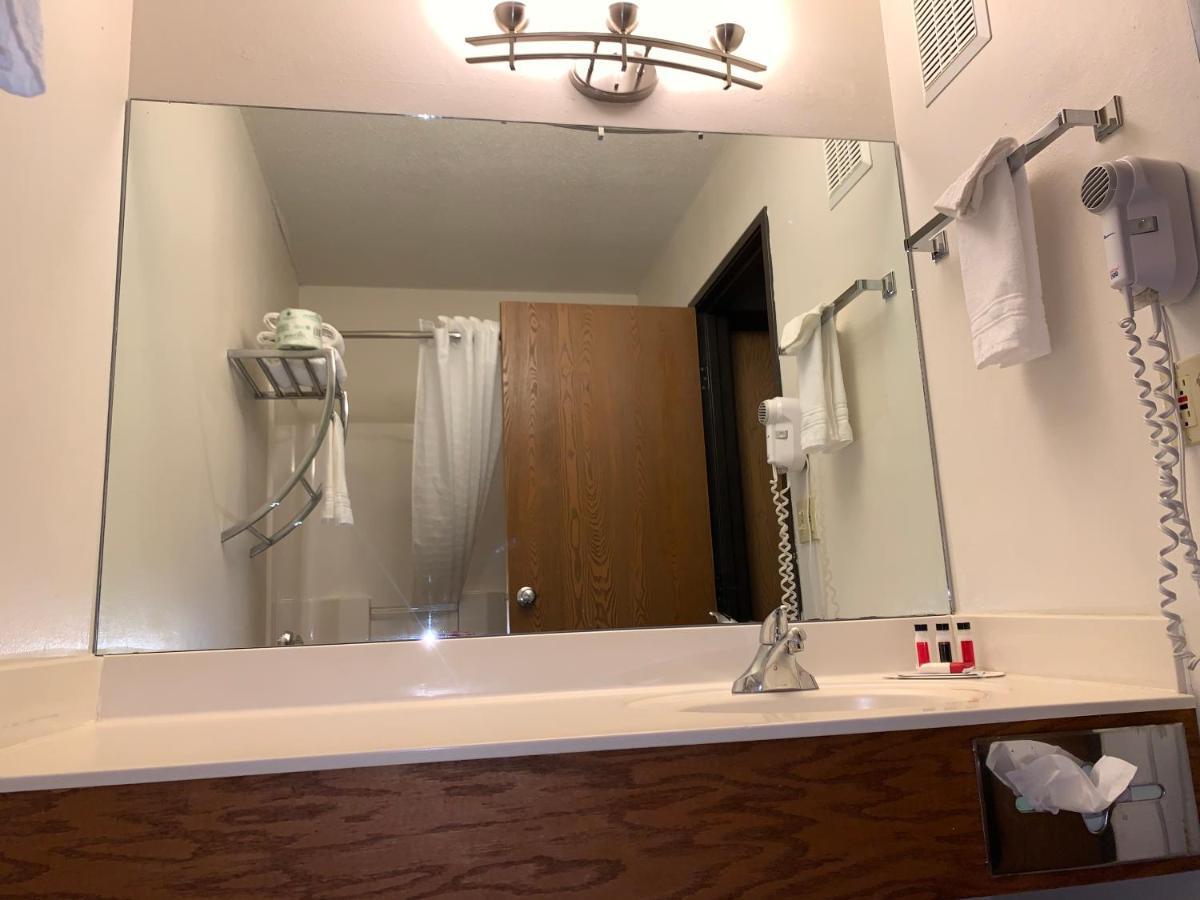 Hotel Super 8 By Wyndham Germantown/Milwaukee Zewnętrze zdjęcie